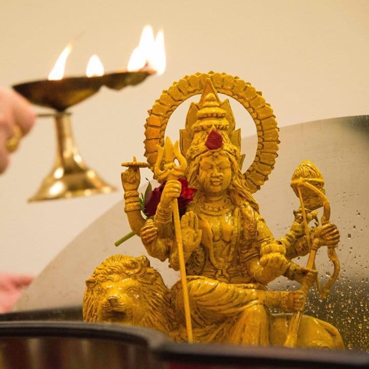 சிங்க வாகனத்தில் வீற்றிருக்கும் அம்பாள்; சந்தனம் சாற்றப்பட்ட திருமேனிக்கு முன்னால் தீபம் ஏந்தப்படுகிறது.
